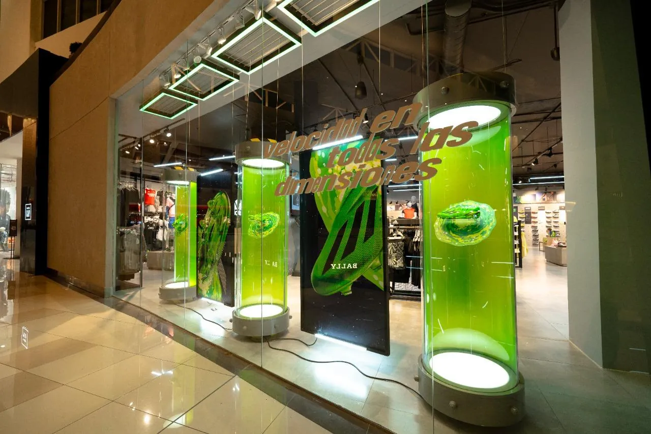 Adidas — Vidriera Retail · Ecuador